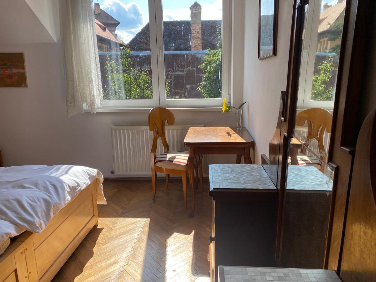 Rose'S Oldtown Apartment Brassó Kültér fotó