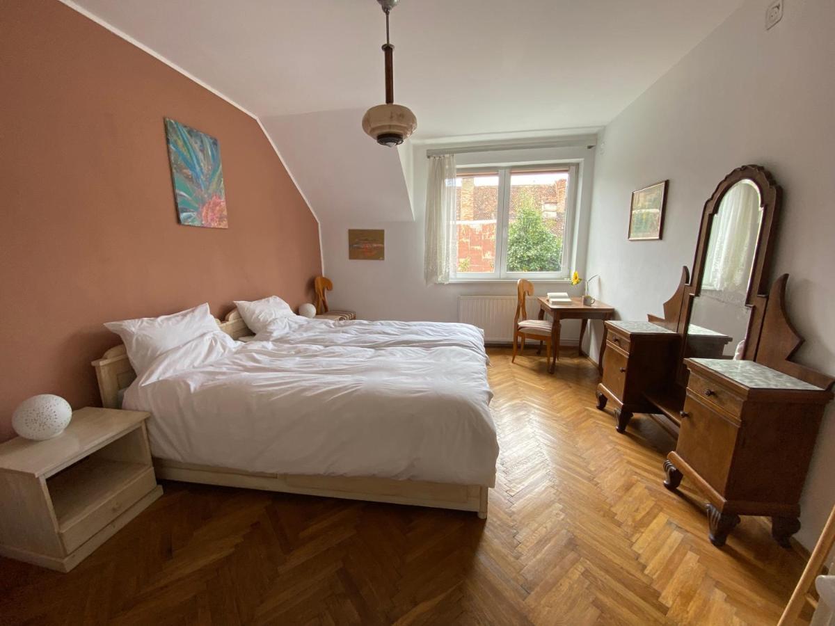 Rose'S Oldtown Apartment Brassó Kültér fotó